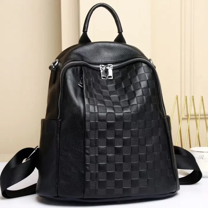 Шкіряний жіночий рюкзак з тисненням 25х30х11, сумка наплічна з шахматним візерунком, чорна