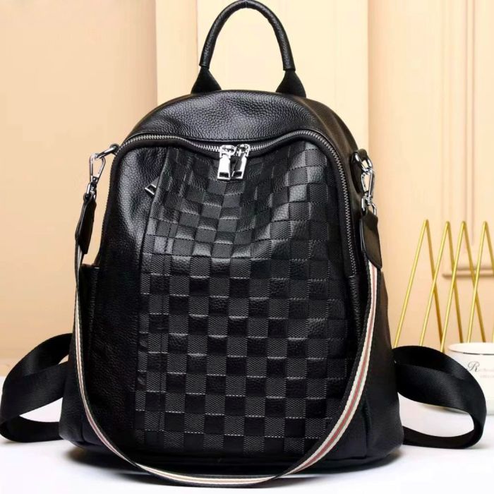 Шкіряний жіночий рюкзак з тисненням 25х30х11, сумка наплічна з шахматним візерунком, чорна
