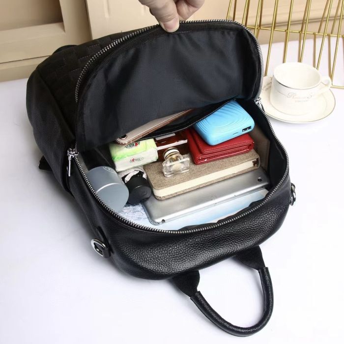 Шкіряний жіночий рюкзак з тисненням 25х30х11, сумка наплічна з шахматним візерунком, чорна