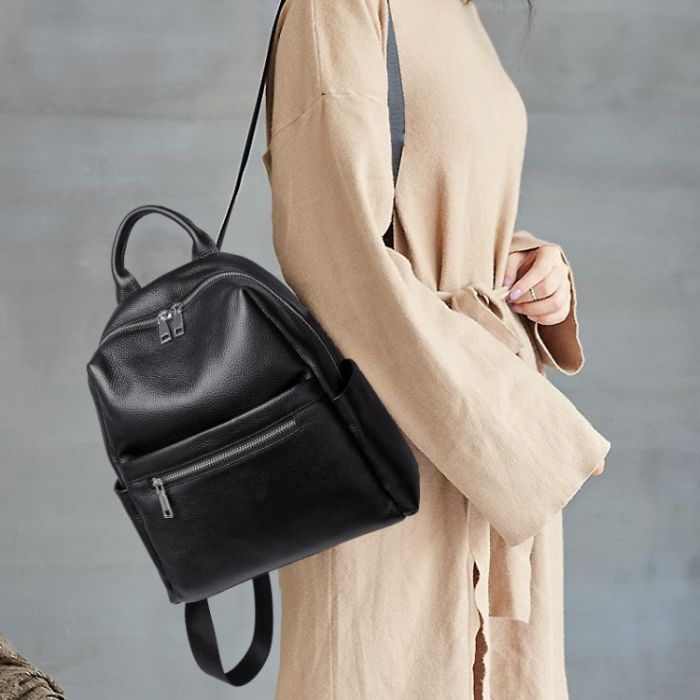 Жіноча сумка на плечі з натуральної шкіри 23х28х11, рюкзак з відділами для гаджетів, чорна