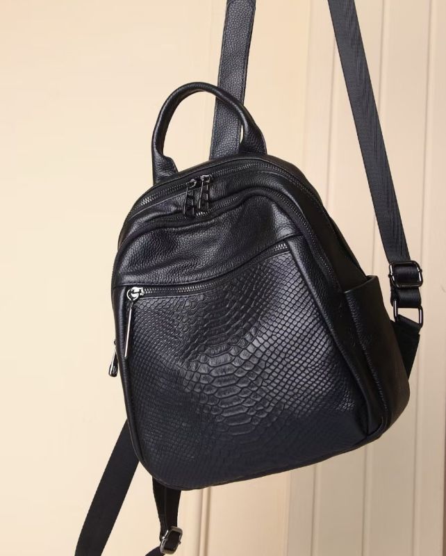 Рюкзак жіночий шкіряний з тисненням під рептилію 23х30х13, сумка наплічна для міста, чорна