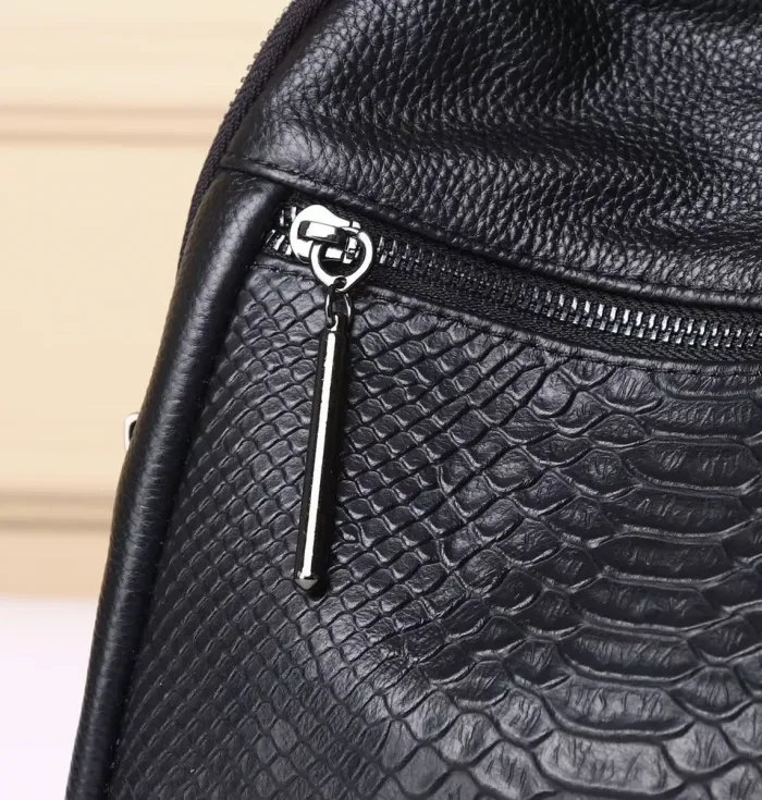 Рюкзак жіночий шкіряний з тисненням під рептилію 23х30х13, сумка наплічна для міста, чорна