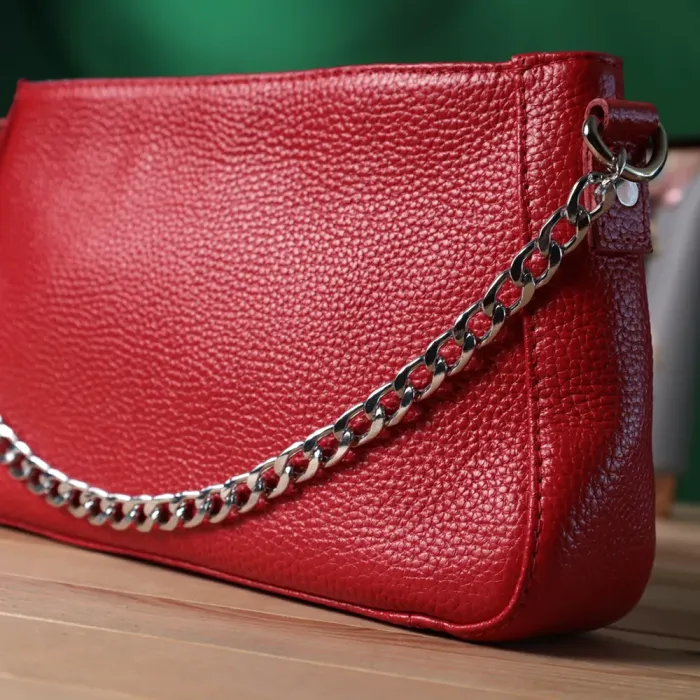 Яскрава сумка багет з ланцюжком і знімним ремінцем з натуральної шкіри Shvigel 22836 Червона