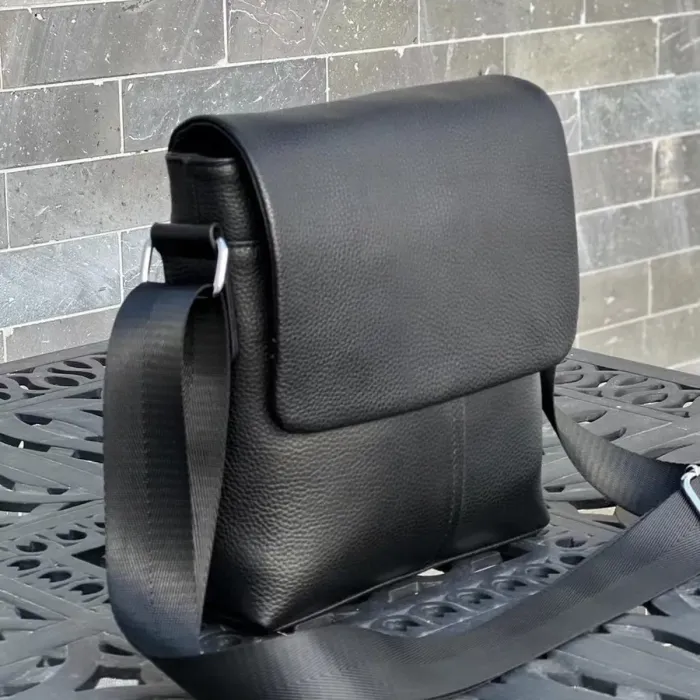 Шкіряна сумка чоловіча через плече 21х23х5.5, м'яка барсетка для гаджетів Tiding Bag 12977 чорна
