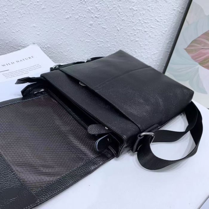 Шкіряна сумка чоловіча через плече 21х23х5.5, м'яка барсетка для гаджетів Tiding Bag 12977 чорна