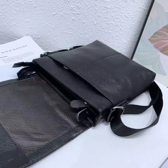 Шкіряна сумка чоловіча через плече 21х23х5.5, м'яка барсетка для гаджетів Tiding Bag 12977 чорна