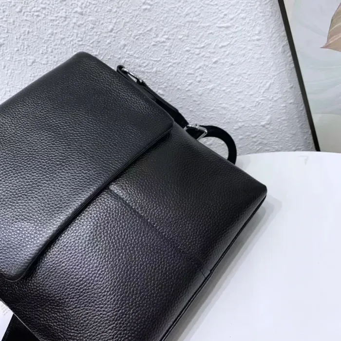 Шкіряна сумка чоловіча через плече 21х23х5.5, м'яка барсетка для гаджетів Tiding Bag 12977 чорна