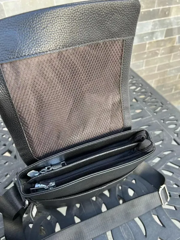 Шкіряна сумка чоловіча через плече 21х23х5.5, м'яка барсетка для гаджетів Tiding Bag 12977 чорна