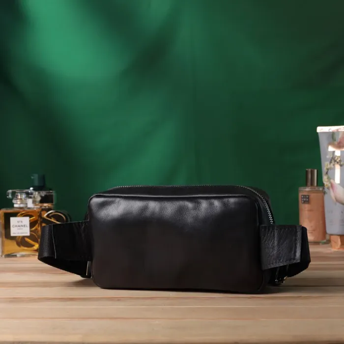 Прямокутна сумка-бананка для чоловіків із натуральної глянсової шкіри Shvigel 22825 Чорна