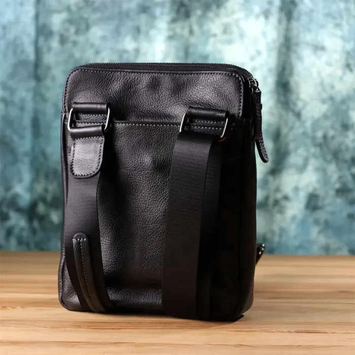 Стильна чоловіча сумка через плече з дрібнозернистої шкіри Shvigel 20869_1 Чорний