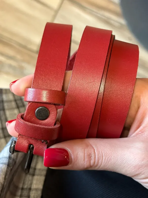 Шкіряний жіночий ремінь червоного кольору 4711