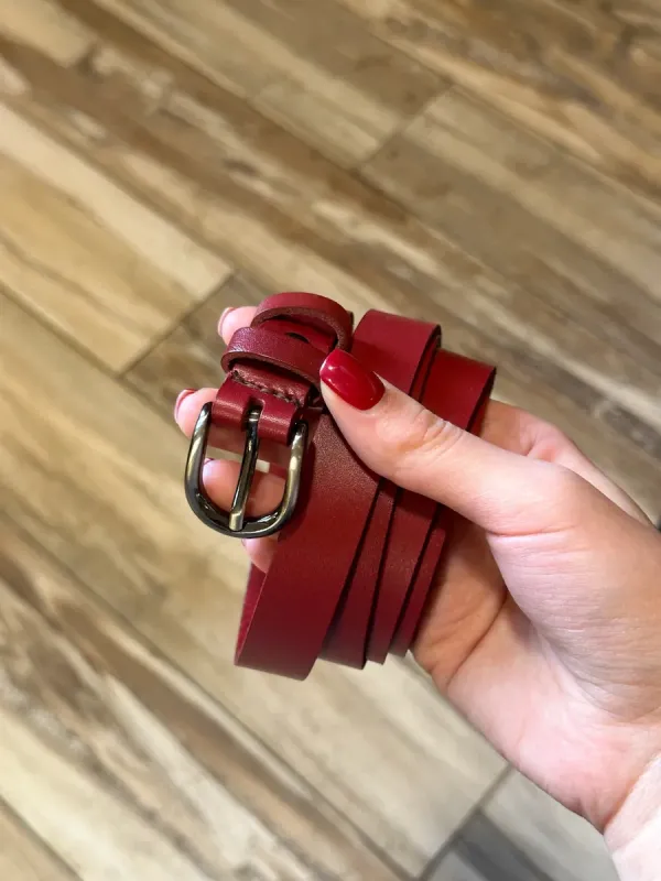 Шкіряний жіночий ремінь червоного кольору 4711