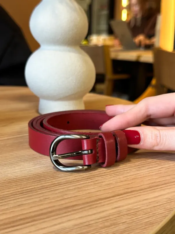 Шкіряний жіночий ремінь червоного кольору 4711