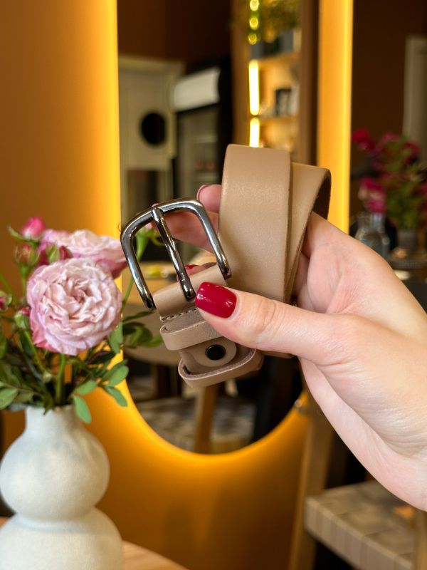 Шкіряний жіночий ремінь в бежевому кольорі 3588