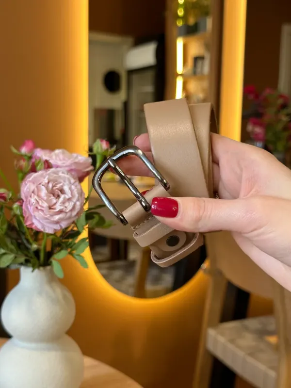 Шкіряний жіночий ремінь в бежевому кольорі 3588