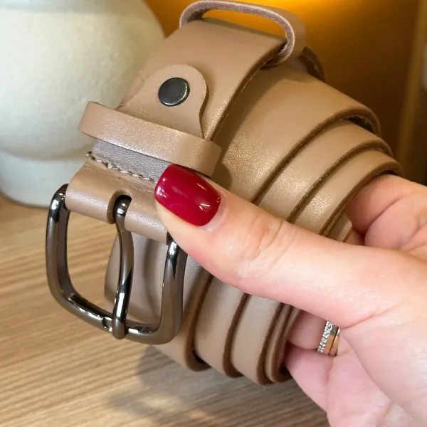 Шкіряний жіночий ремінь в бежевому кольорі 3588