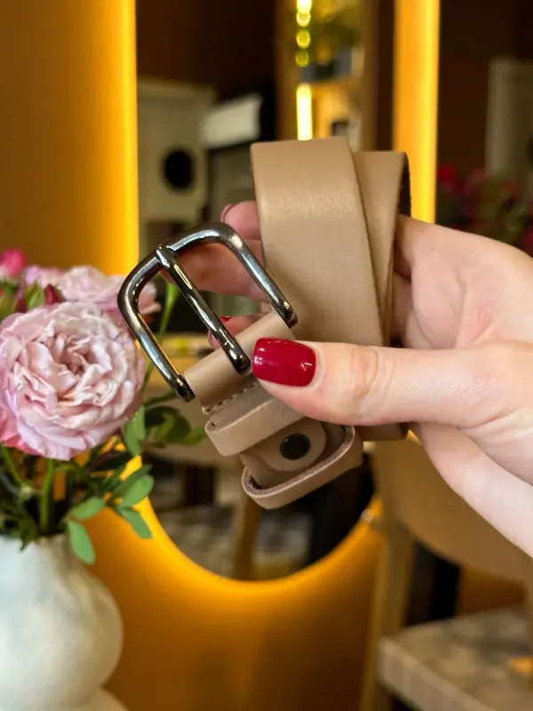 Шкіряний жіночий ремінь в бежевому кольорі 3588