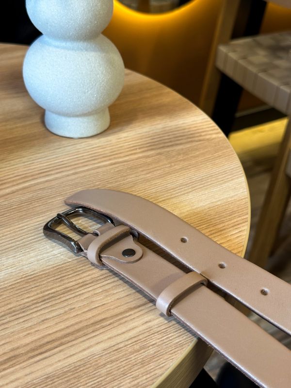 Шкіряний жіночий ремінь в бежевому кольорі 3588