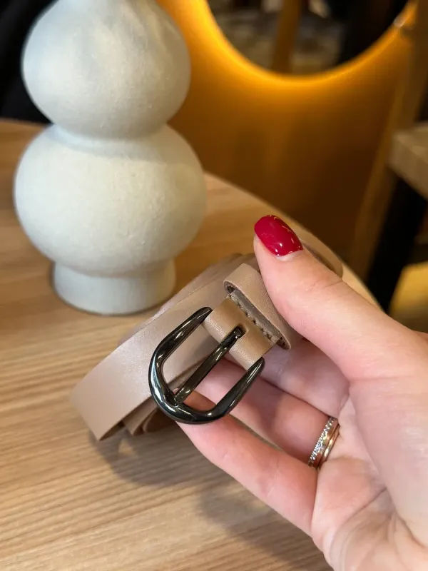 Шкіряний жіночий ремінь в бежевому кольорі 3334