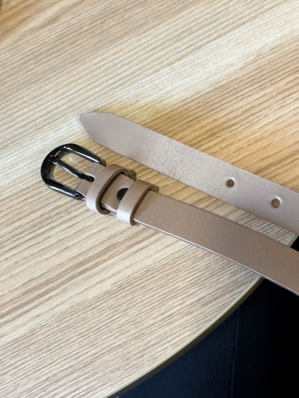 Шкіряний жіночий ремінь в бежевому кольорі 3334