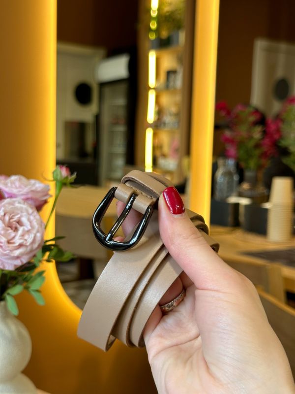 Шкіряний жіночий ремінь в бежевому кольорі 3334