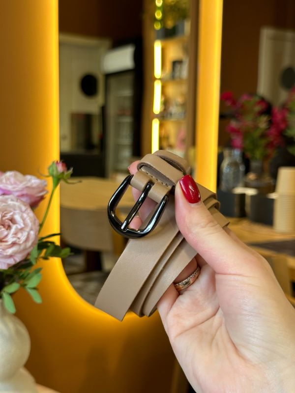 Шкіряний жіночий ремінь в бежевому кольорі 3334