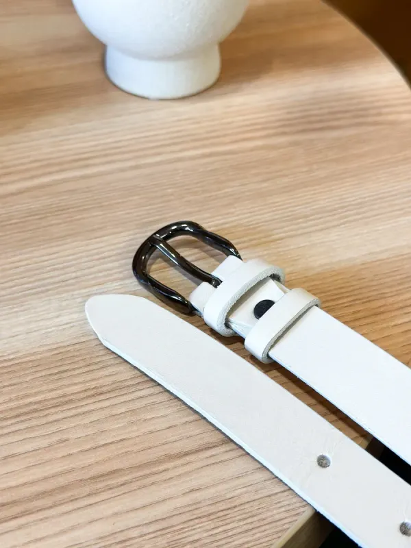 Шкіряний жіночий ремінь в білому кольорі 6231