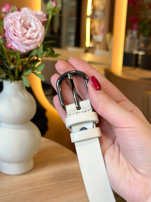 Шкіряний жіночий ремінь в білому кольорі 6231