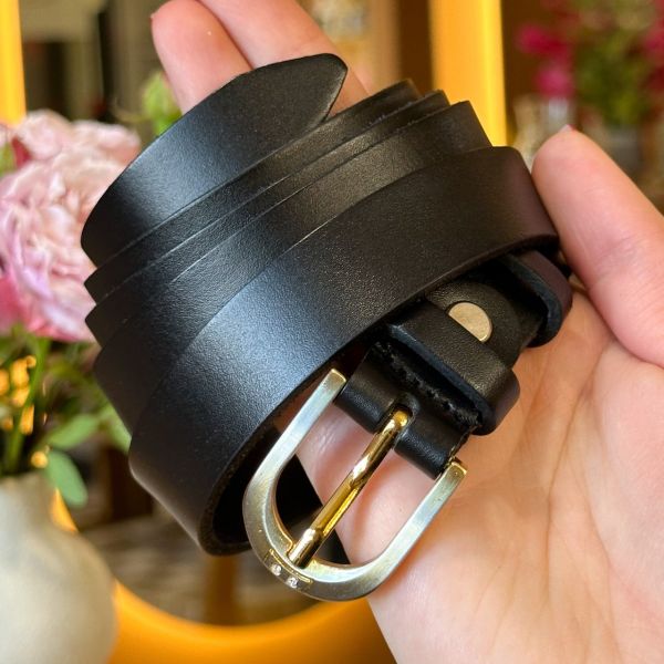 Шкіряний жіночий ремінь в чорному кольорі 6094