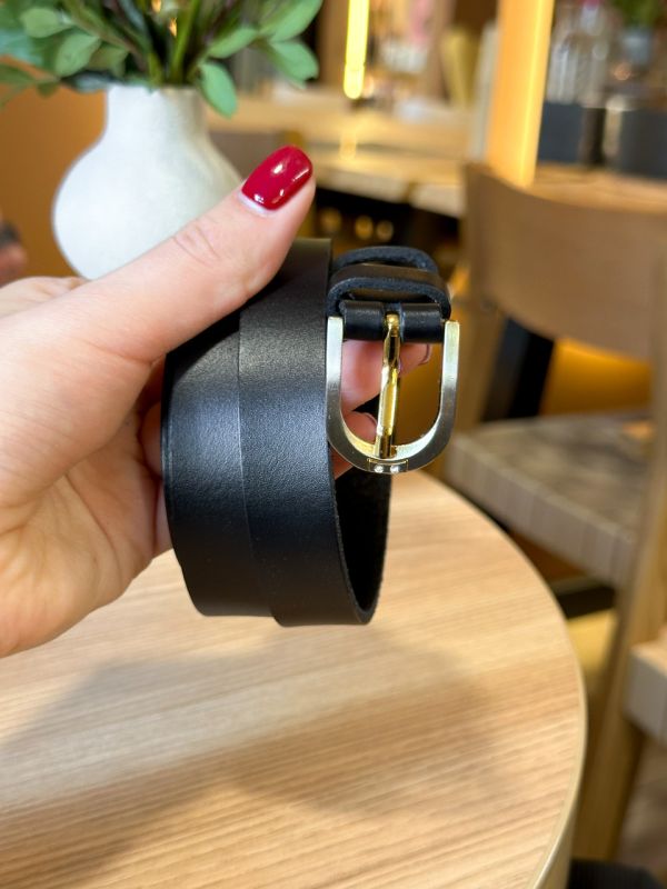 Шкіряний жіночий ремінь в чорному кольорі 6094