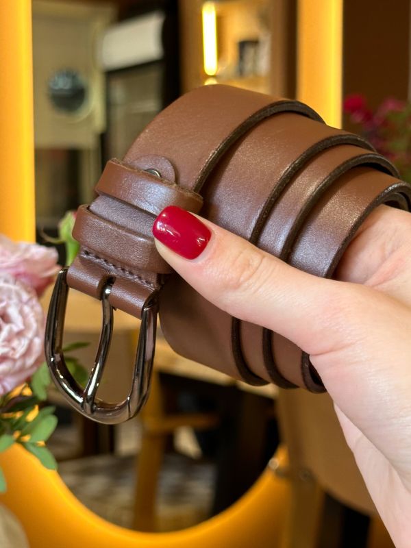 Шкіряний жіночий ремінь в коричневому кольорі 6081