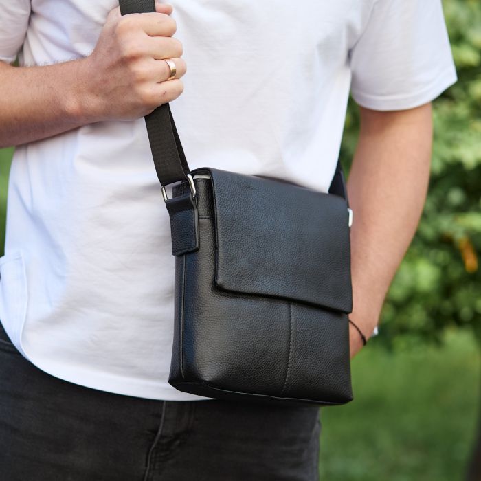 Шкіряна чоловіча сумка-месенджер 21х23х5.5, сумка планшет через плече Tiding Bag 48450 чорна