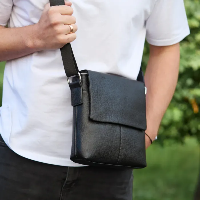 Шкіряна чоловіча сумка-месенджер 21х23х5.5, сумка планшет через плече Tiding Bag 48450 чорна