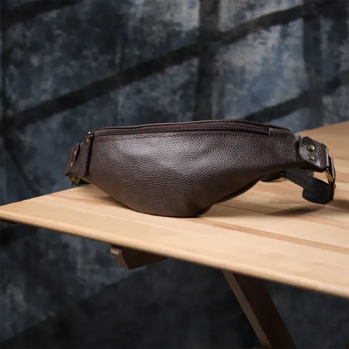 Модна сумка бананка для чоловіків із зернистої натуральної шкіри Shvigel 23137 Коричневий