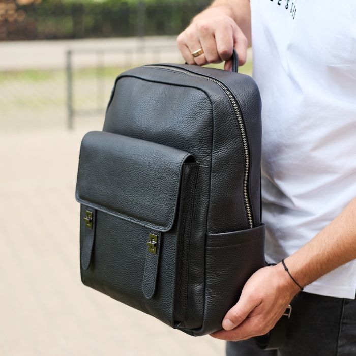 Стильний чоловічий шкіряний рюкзак 40х30х17, практичний аксесуар для ноутбука та документів, чорний