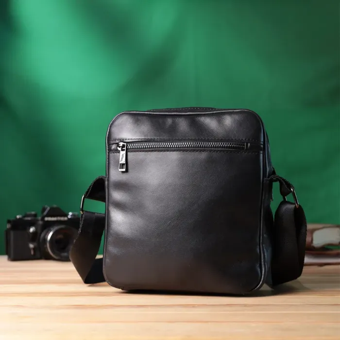 Класична чоловіча сумка месенджер із глянсової натуральної шкіри Shvigel 22846 Чорна