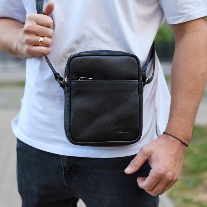 Чоловіча сумка через плече, гладкая кожа 20х16х6, месенджер для міста, барсетка для телефону та документів, чорна