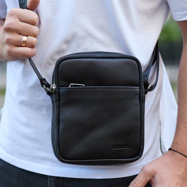 Чоловіча сумка через плече, гладкая кожа 20х16х6, месенджер для міста, барсетка для телефону та документів, чорна