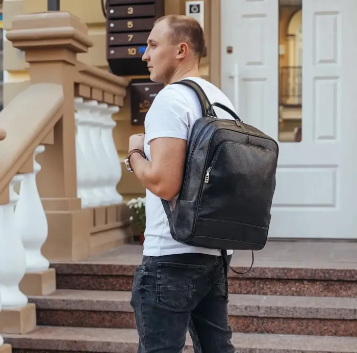 Чоловічий рюкзак шкіряний міський для ноутбука 28х40х14, сумка на спину для студента Tiding Bag , чорна