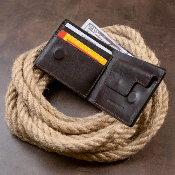 Суворий портмоне в гладкій шкірі на магнітах GRANDE PELLE 11307