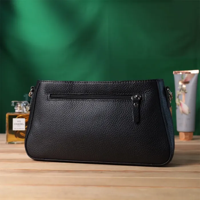 Жіноча сумка багет з ланцюжком і ремінцем що знімається з зернистої натуральної шкіри Shvigel 22837 Чорна