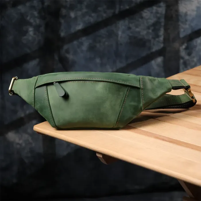 Модна сумка-бананка для чоловіків з натуральної vintage шкіри Shvigel 23124 Зелений