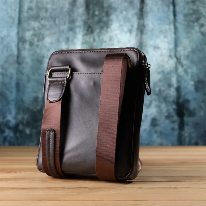 Вертикальна чоловіча сумка через плече із гладкої натуральної шкіри Shvigel 20868_1 Коричневий