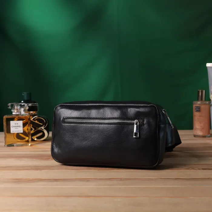 Прямокутна сумка-бананка для чоловіків із натуральної глянсової шкіри Shvigel 22825 Чорна