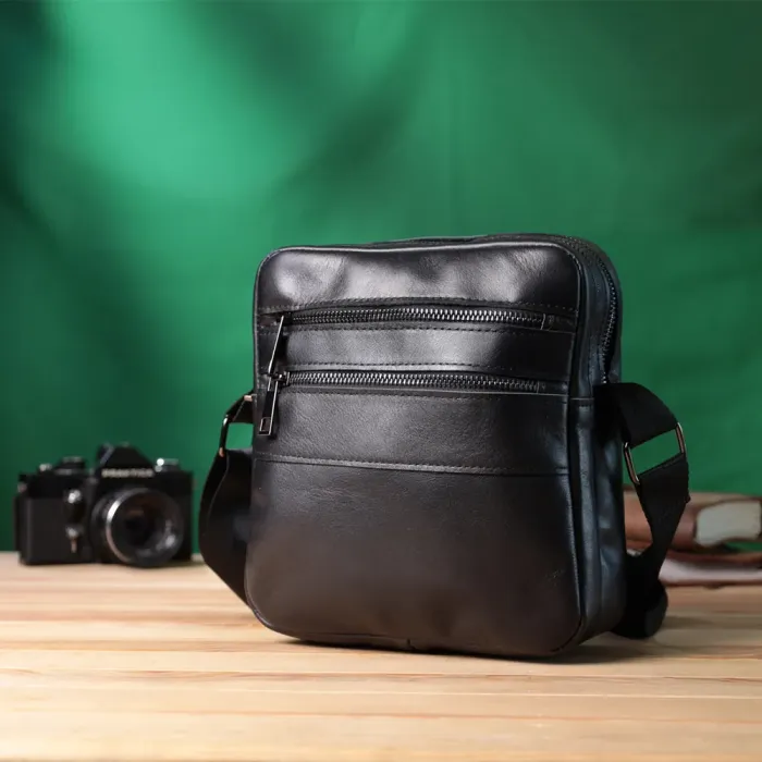 Класична чоловіча сумка месенджер із глянсової натуральної шкіри Shvigel 22846 Чорна