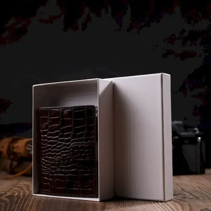 Фактурний чоловічий вертикальний гаманець із натуральної шкіри з тисненням під крокодила BOND 22003 Коричневий