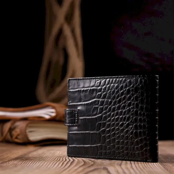 Горизонтальное узкое портмоне с хлястиком из натуральной фактурной кожи под крокодила KARYA 21089 Черный