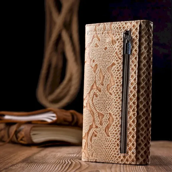 Горизонтальний лакований гаманець із фактурної натуральної шкіри KARYA 21172 Бежевий