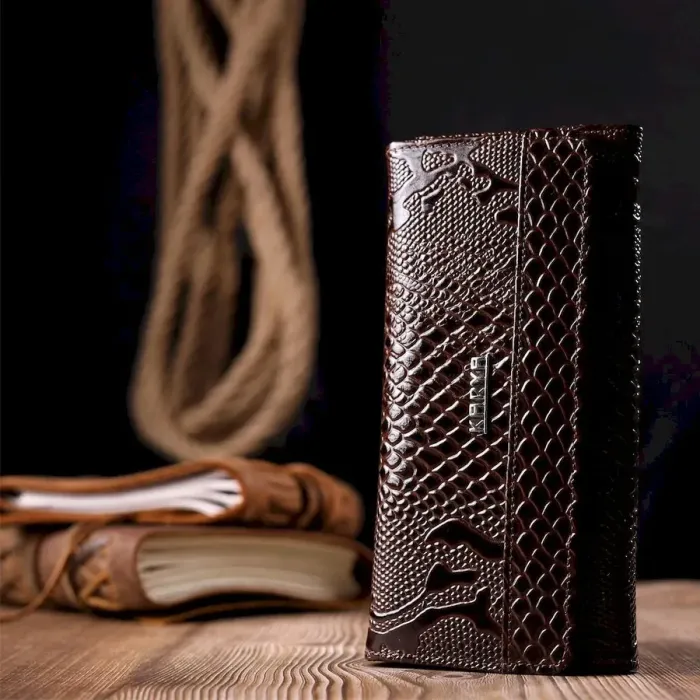 Горизонтальный лакированый кошелек из фактурной натуральной кожи KARYA 21176 Коричневый