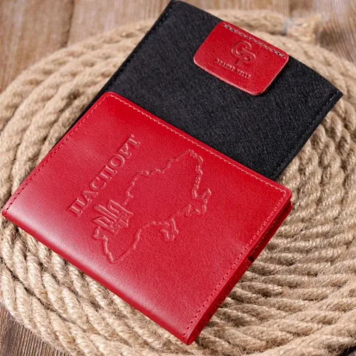 Яскрава шкіряна обкладинка на паспорт Карта GRANDE PELLE 16775 Червона